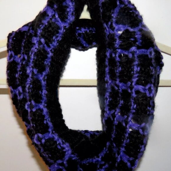 New NWT Shiraleah Chicago Infinity Scarf - "Hand Look Knit" - One Size Fits Most - Picture 15 of 15